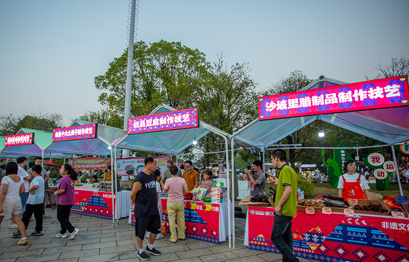 红网时刻新, 让球迷在赛, ED屏和照 红网时刻新, 让球迷在赛, ED屏和照